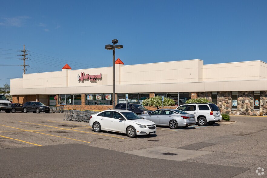 More Photos Of 1525-1619 S Opdyke Rd, Bloomfield Hills Storefront For Lease