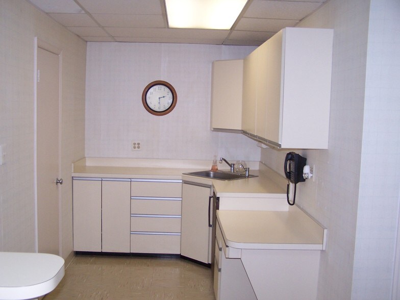 More Photos Of 6116 Rolling Rd, Springfield Medical For Sale