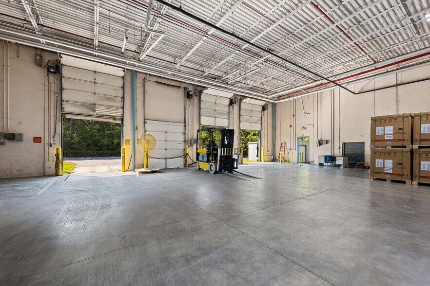 More Photos Of 32 Rabbit Trl, Edgefield Warehouse For Lease