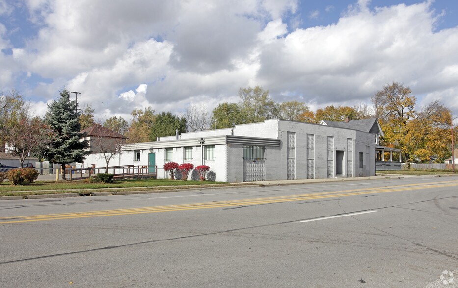 More Photos Of 333 N Perry St, Pontiac Freestanding For Sale