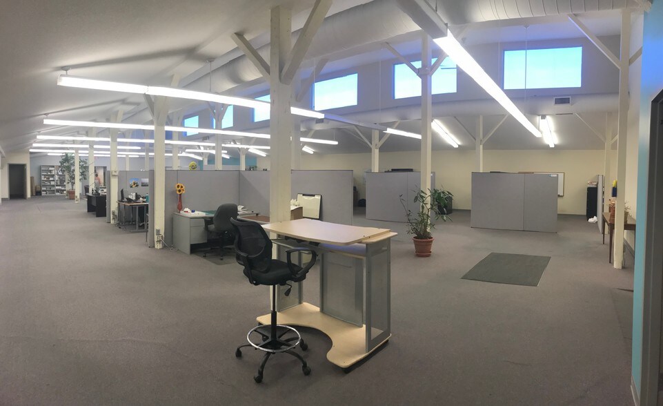 More Photos Of 800-810 E 10th St, Lawrence Flex For Sale