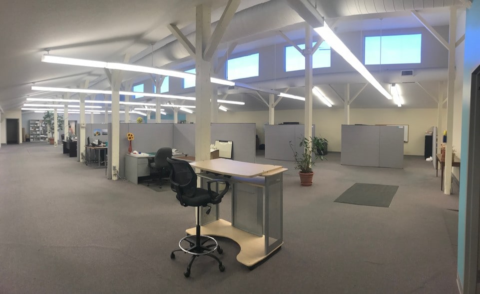 More Photos Of 800-810 E 10th St, Lawrence Flex For Sale