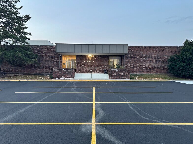 More Photos Of 1901 Raymond Dr, Northbrook Medical For Lease