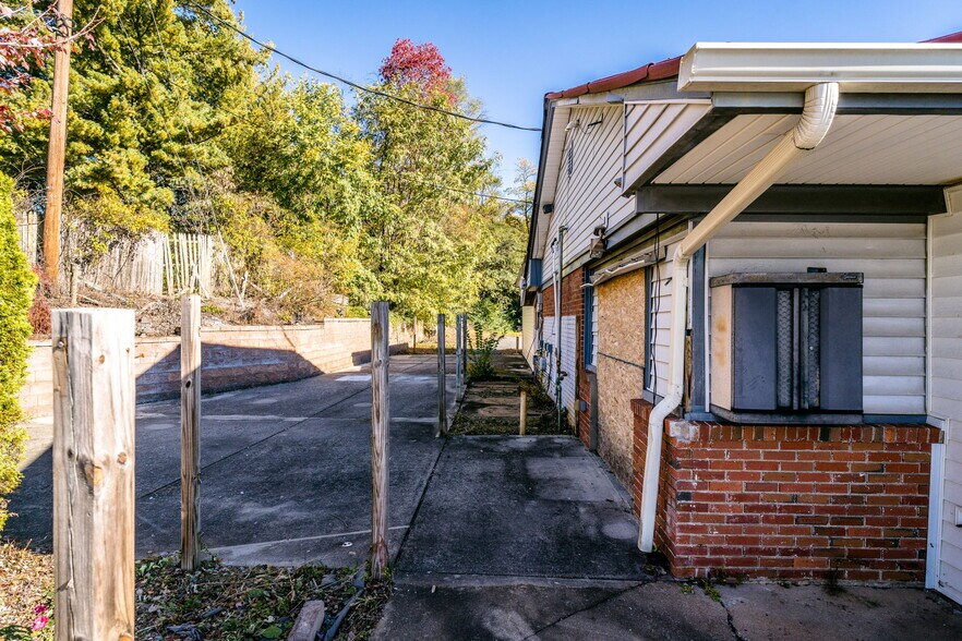 More Photos Of 2323 W Main St, Waynesboro General Retail For Sale