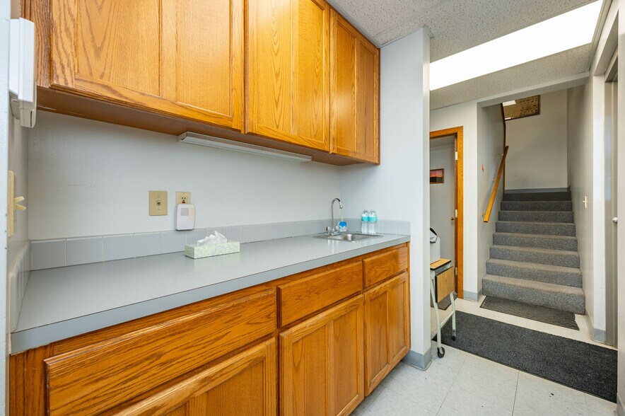 More Photos Of 2660 100th St, Urbandale Service For Sale