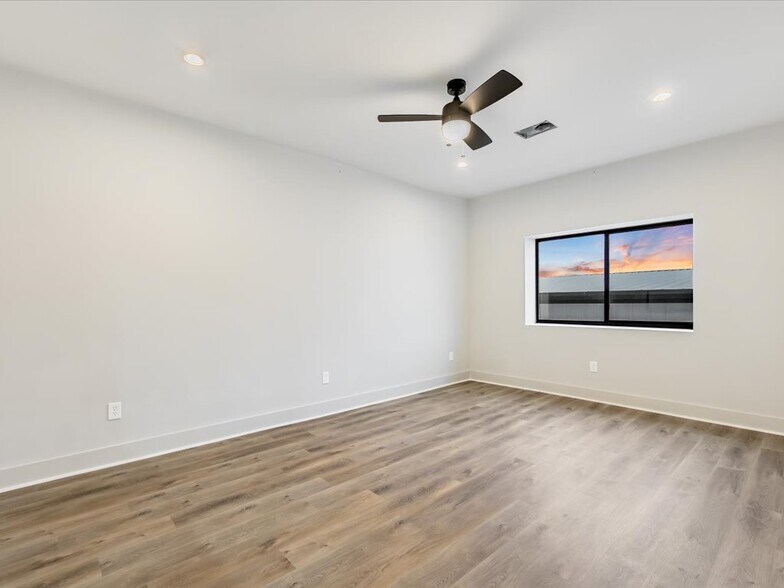 More Photos Of 15210 Fitzhugh Rd, Austin Light Distribution For Lease