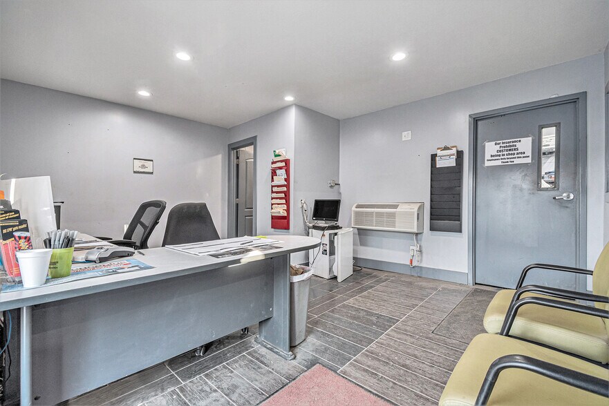 More Photos Of 1023 N 16th St, Council Bluffs Auto Repair For Sale