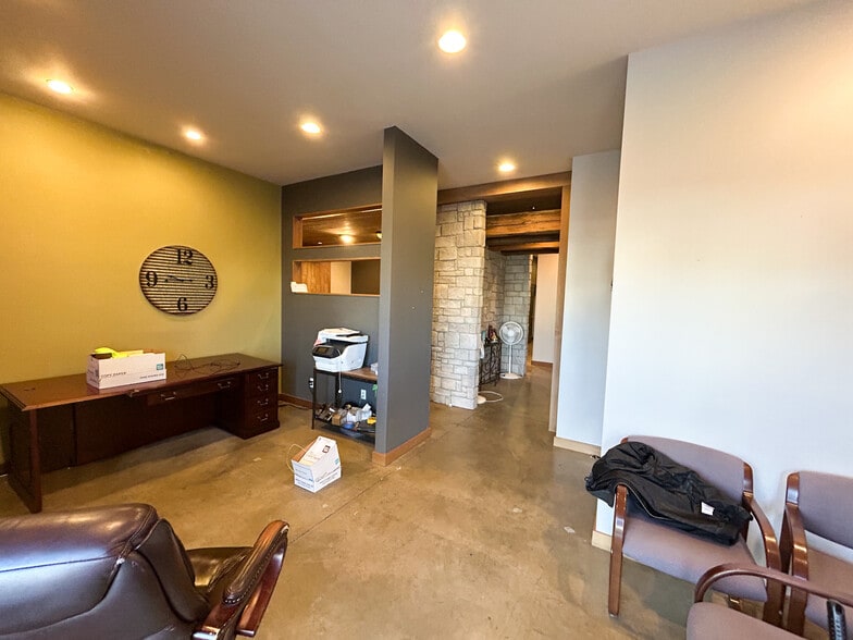 More Photos Of 1531 N Commercial Rd, Nixa Warehouse For Lease