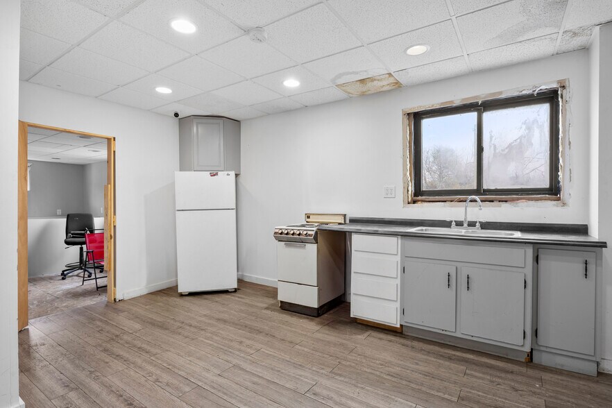 More Photos Of 1118 Broadway, Albany Bar For Sale