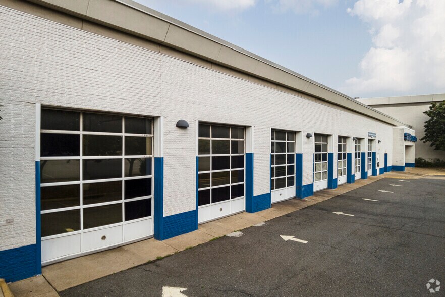 More Photos Of 6211 Leesburg Pike, Falls Church Department Store For Lease