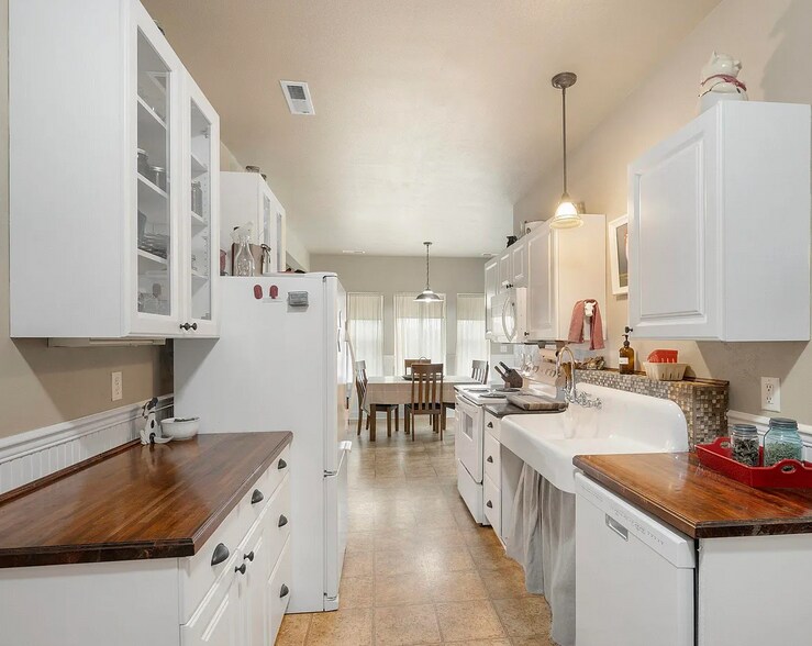 More Photos Of 821 Old 26 sr, Hooper Specialty For Sale