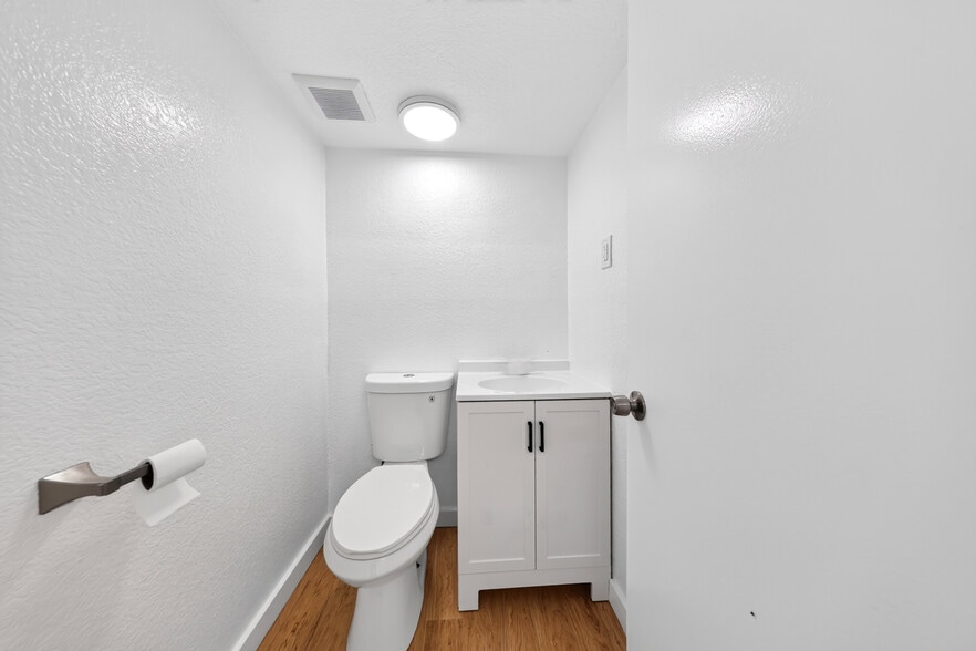 More Photos Of 19709 Ventura Blvd, Woodland Hills Office For Lease