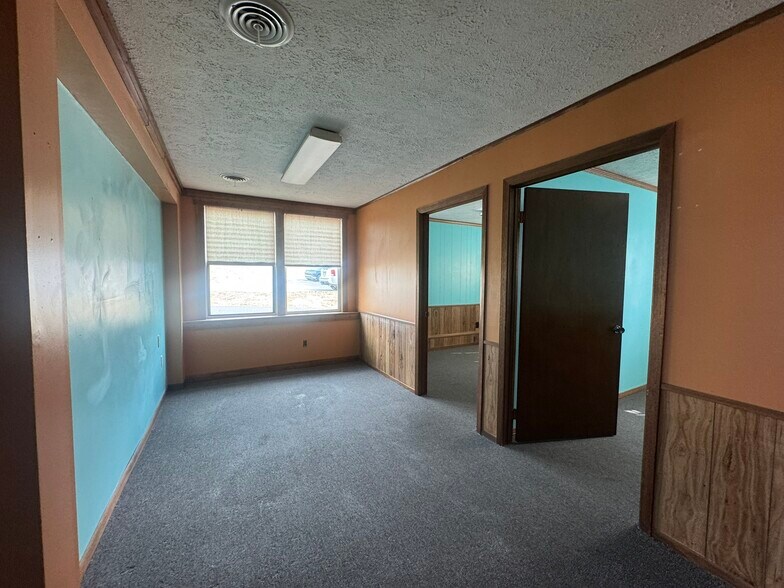 More Photos Of 1901 Old Jacksboro Hwy, LaFollette Office For Sale