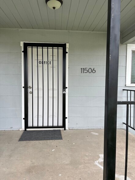 More Photos Of 11506 Newberry St, Dallas Flex For Lease