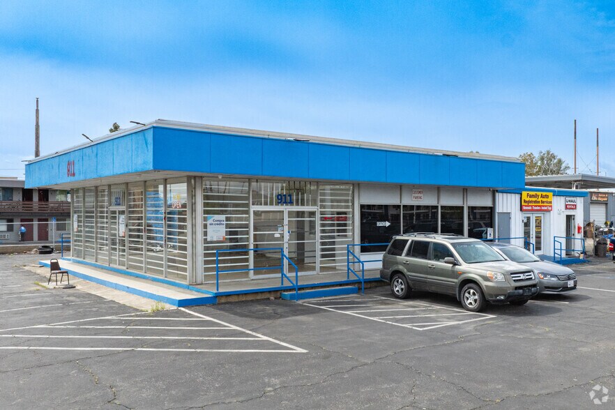 Primary Photo Of 911 Oak St, Bakersfield Auto Dealership For Lease