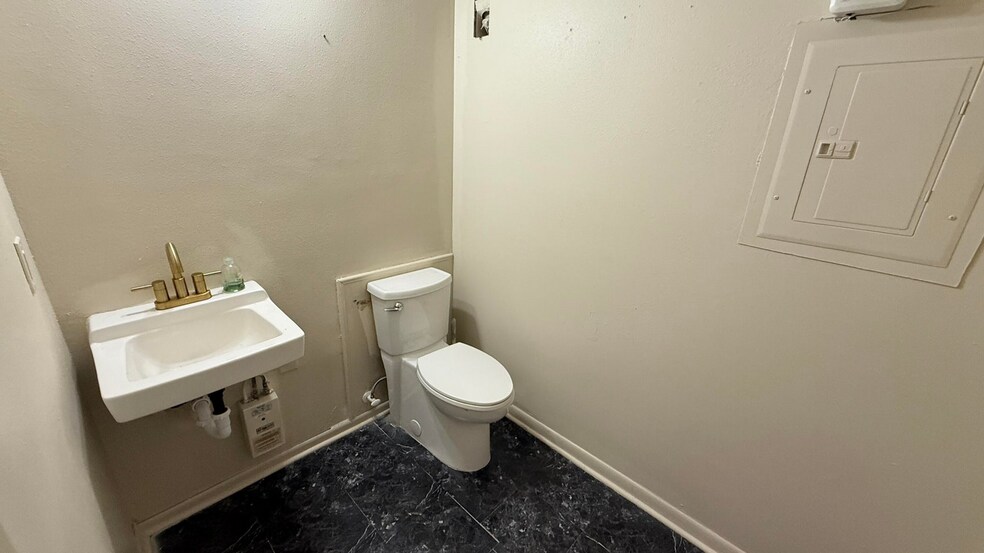 More Photos Of 144 Mary Esther Blvd, Mary Esther Storefront For Sale