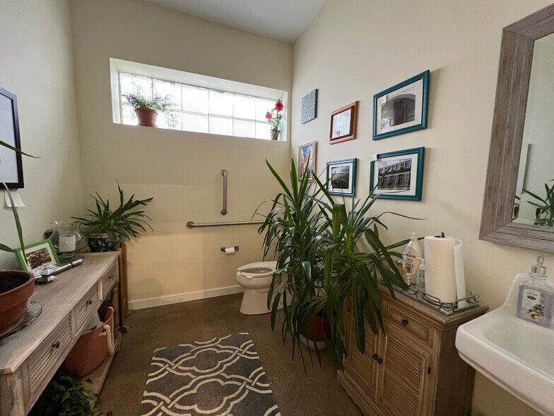 More Photos Of 1401-1431 Northern Ct, Madison General Retail For Sale