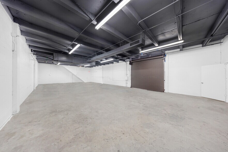More Photos Of 7550 W 2nd Ct, Hialeah Warehouse For Lease