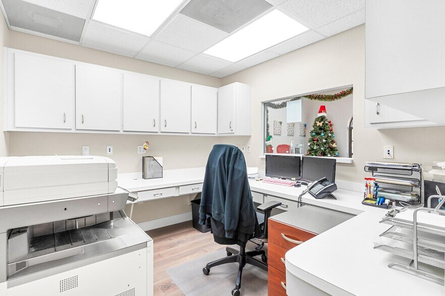 More Photos Of 920 ROLLING ACRES Rd, Lady Lake Medical For Sale