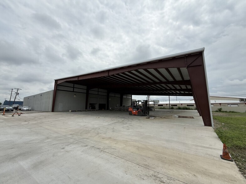 More Photos Of 2106-2110 E Richmond Ave, Fort Worth Distribution For Lease