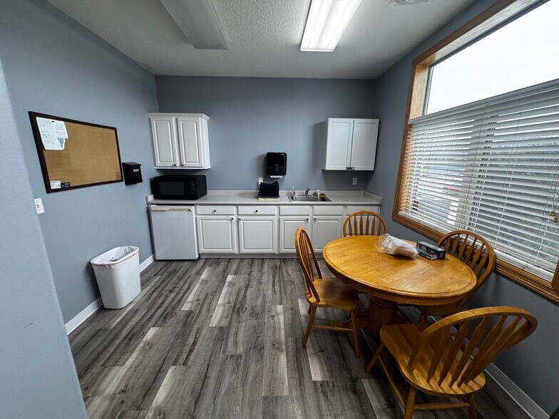 More Photos Of 5051 E University Ave, Pleasant Hill Freestanding For Sale