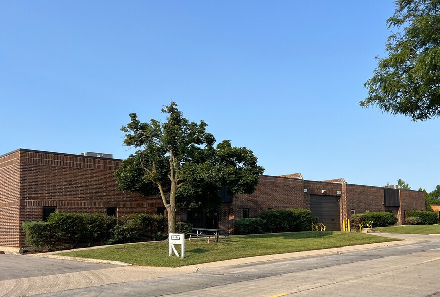 More Photos Of 3675-3693 Commercial Ave, Northbrook Warehouse For Sale