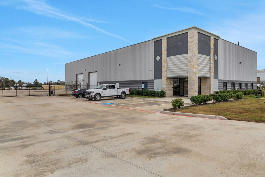More Photos Of 8110 Parkside Ave, Baytown Warehouse For Sale