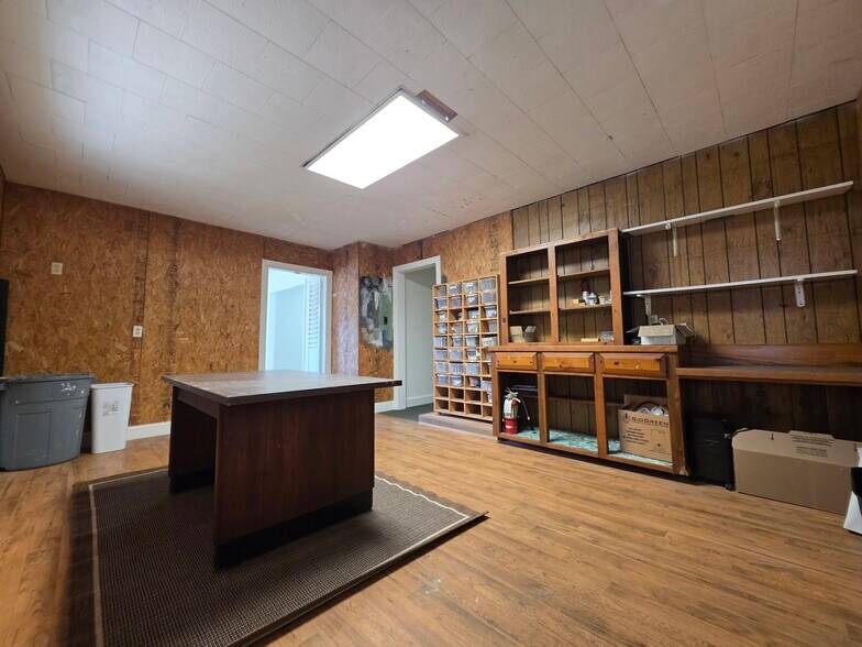 More Photos Of 2034 W 5th St, Washington Showroom For Sale