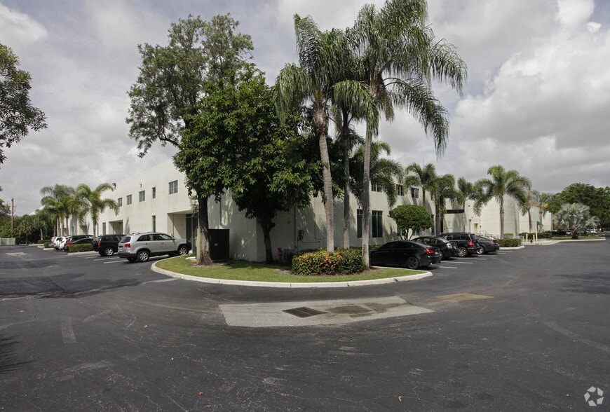 More Photos Of 604-622 Banyan Trl, Boca Raton Light Distribution For Lease