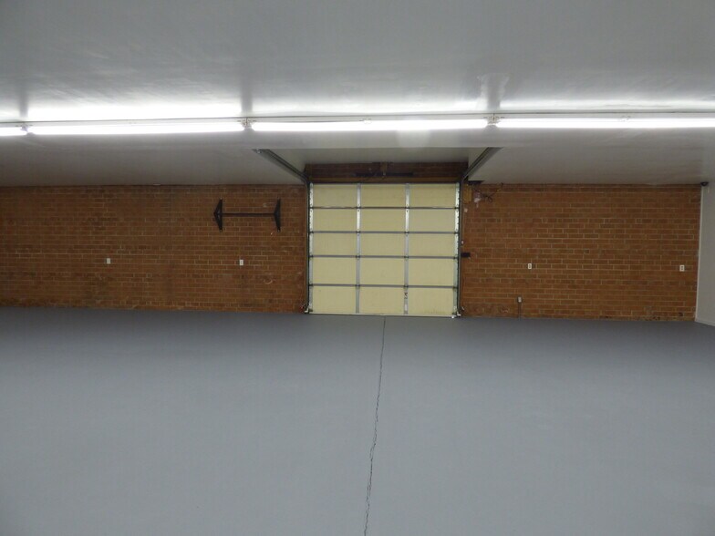 More Photos Of 2978 Gillespie St, Fayetteville Flex For Lease