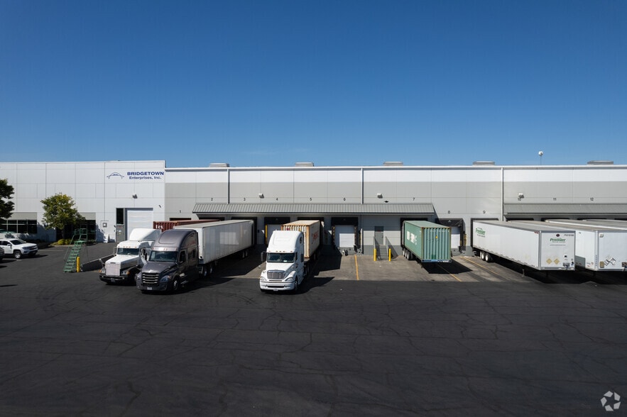 More Photos Of 7820-7832 N Leadbetter Rd, Portland Warehouse For Lease