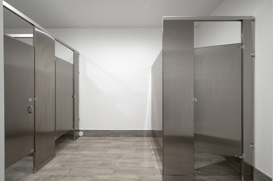 More Photos Of 800 E Dyer Rd, Santa Ana Showroom For Lease