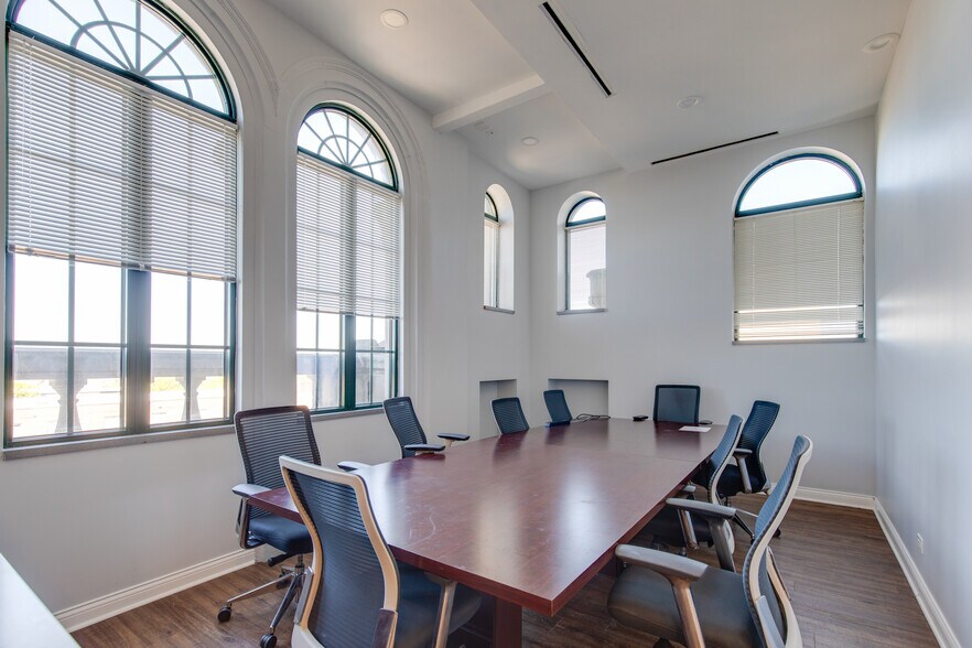More Photos Of 2551 N Clark St, Chicago Office For Lease