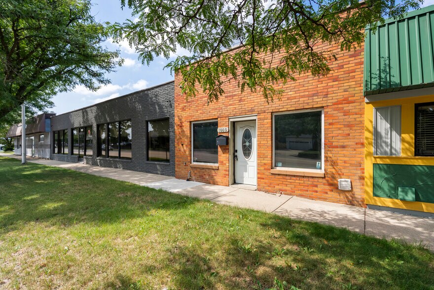 More Photos Of 1006 W 14 Mile Rd, Clawson Storefront For Lease