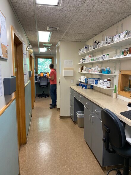 More Photos Of 154 Sturbridge Rd, Charlton Veterinarian Kennel For Lease