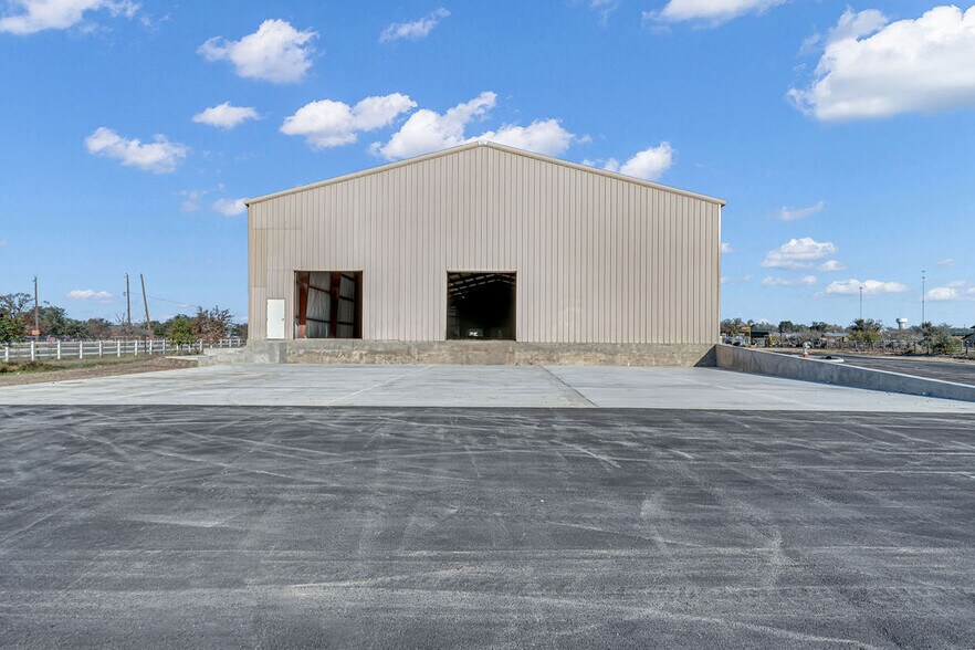 More Photos Of 3411 FM465, Seguin Warehouse For Lease