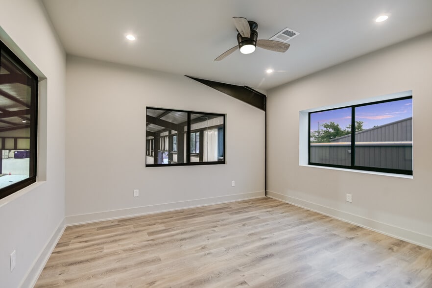 More Photos Of 15210 Fitzhugh Rd, Austin Warehouse For Sale