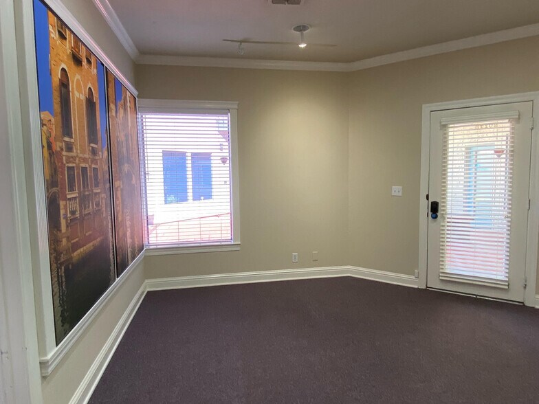 More Photos Of 833 Mistletoe Ln, Redding Office For Lease