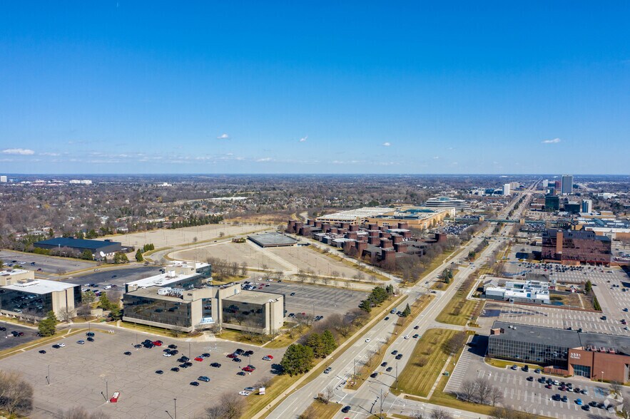 More Photos Of 3250 W Big Beaver Rd, Troy Office For Lease