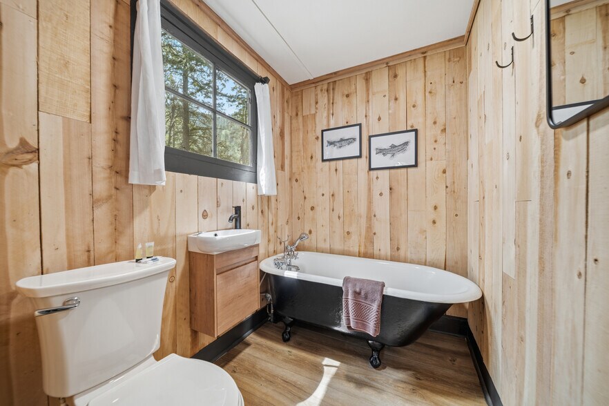 More Photos Of 4727 Dunsmuir Ave, Dunsmuir Hotel For Sale