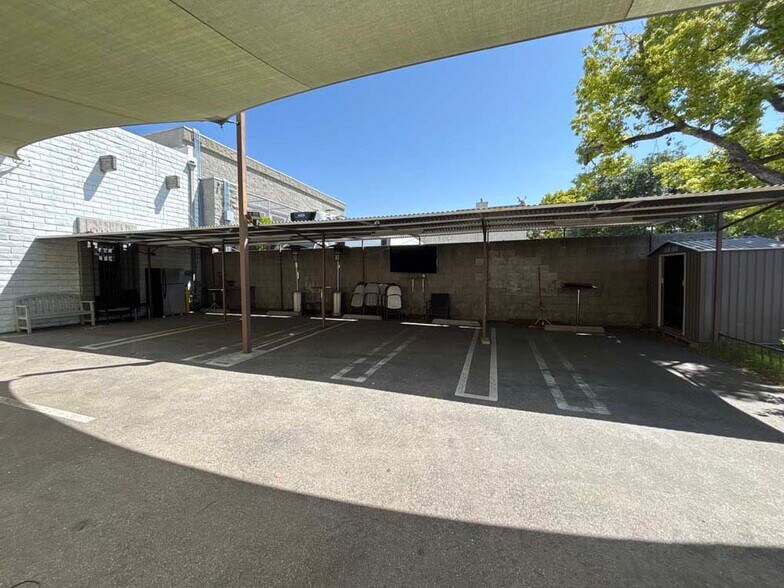 More Photos Of 747 Milford St, Glendale Warehouse For Lease