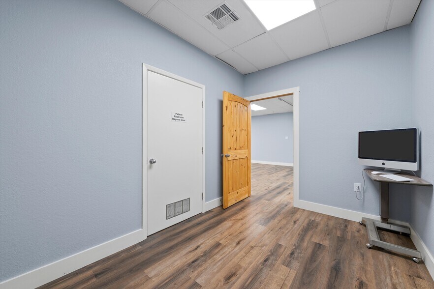 More Photos Of 605 Towne Oaks Dr, Waco Freestanding For Lease