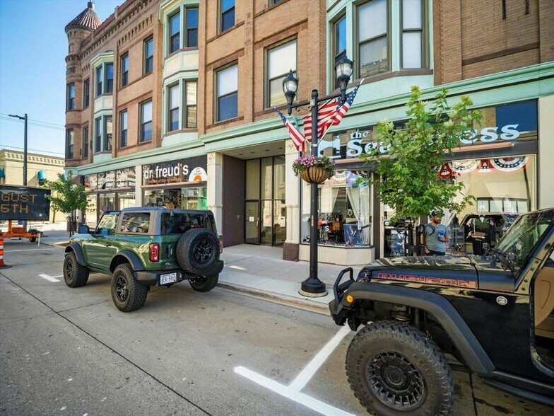 More Photos Of 921-931 8th St, Manitowoc Office For Sale