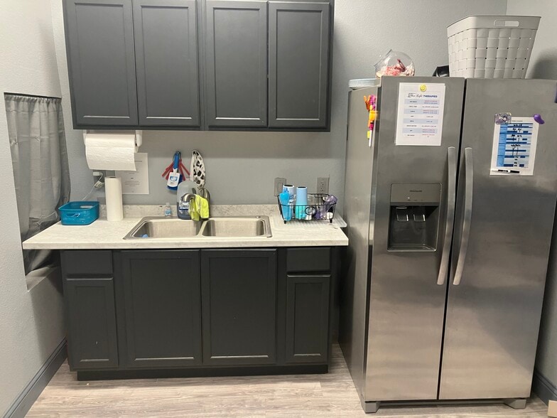 More Photos Of 421 E Royal Ln, Irving Medical For Sale
