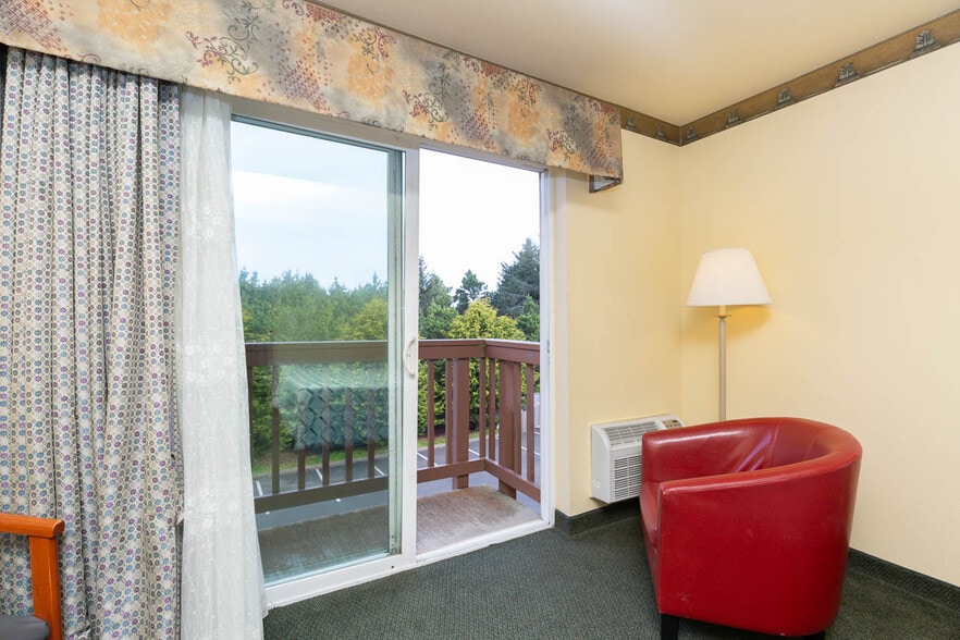 More Photos Of 550 SE Highway 101, Lincoln City Hotel For Sale