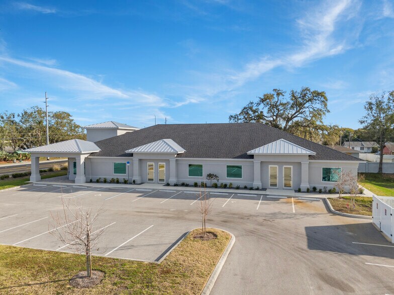 More Photos Of 295 Berkley Rd, Auburndale Freestanding For Lease