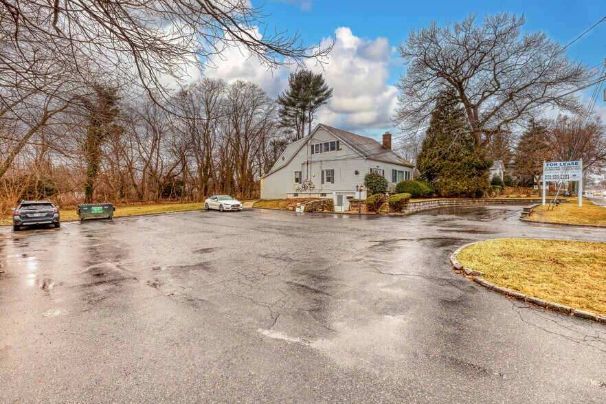 More Photos Of 226 E Main St, Huntington Office For Lease