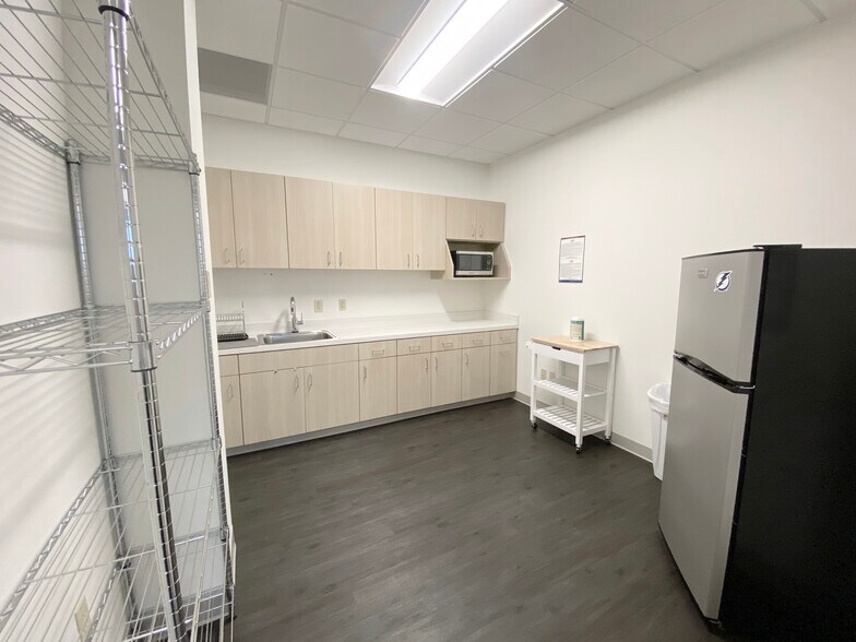 More Photos Of 877 Executive Center Dr W, Saint Petersburg Office For Lease