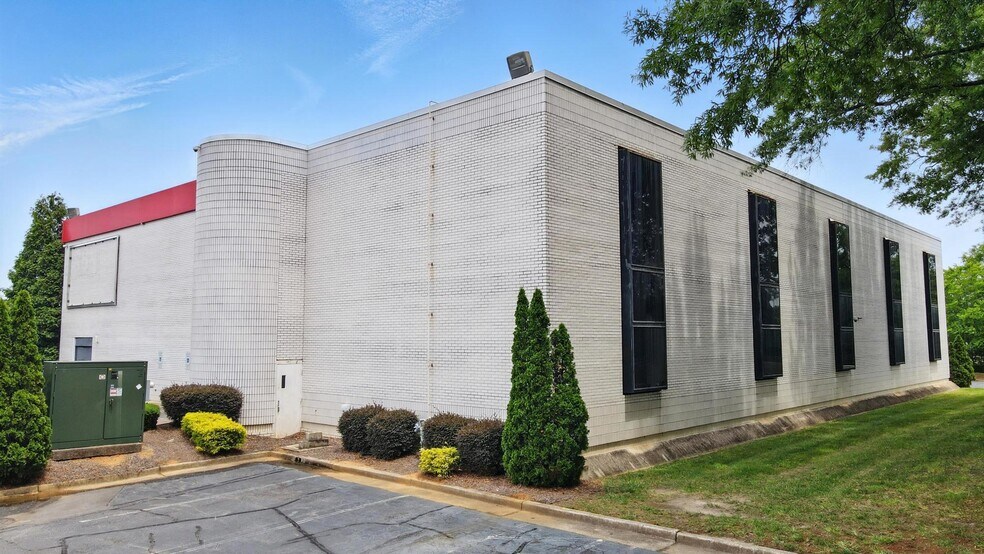 More Photos Of 8030 Arrowridge Blvd, Charlotte Office For Sale