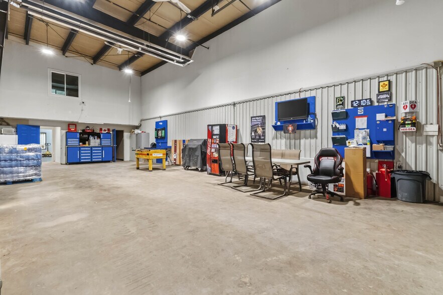 More Photos Of 2081 Piper Ln, London Industrial For Lease